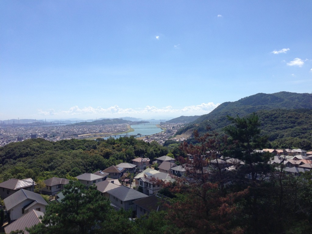 頂上からの絶景。遠くに福山港がみえます。