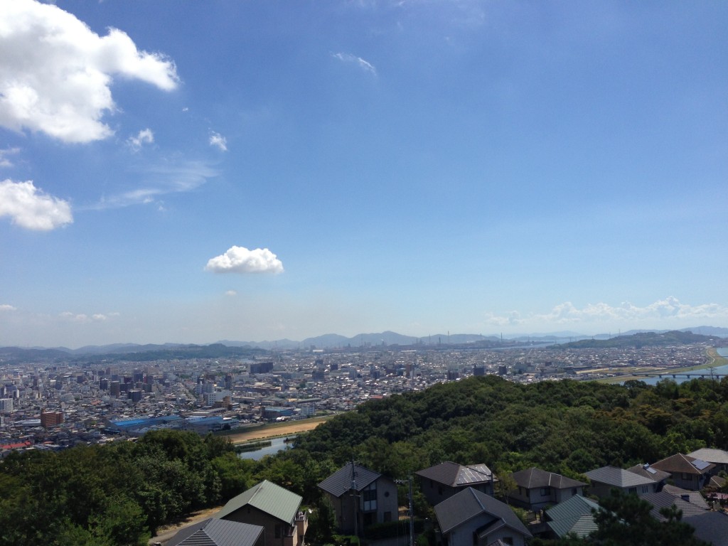 貯水タンクからの絶景。福山市東部が一望できます。遠くにJFEがみえます。