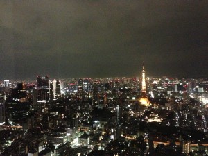 森タワーからライトアップされた東京タワーを見る