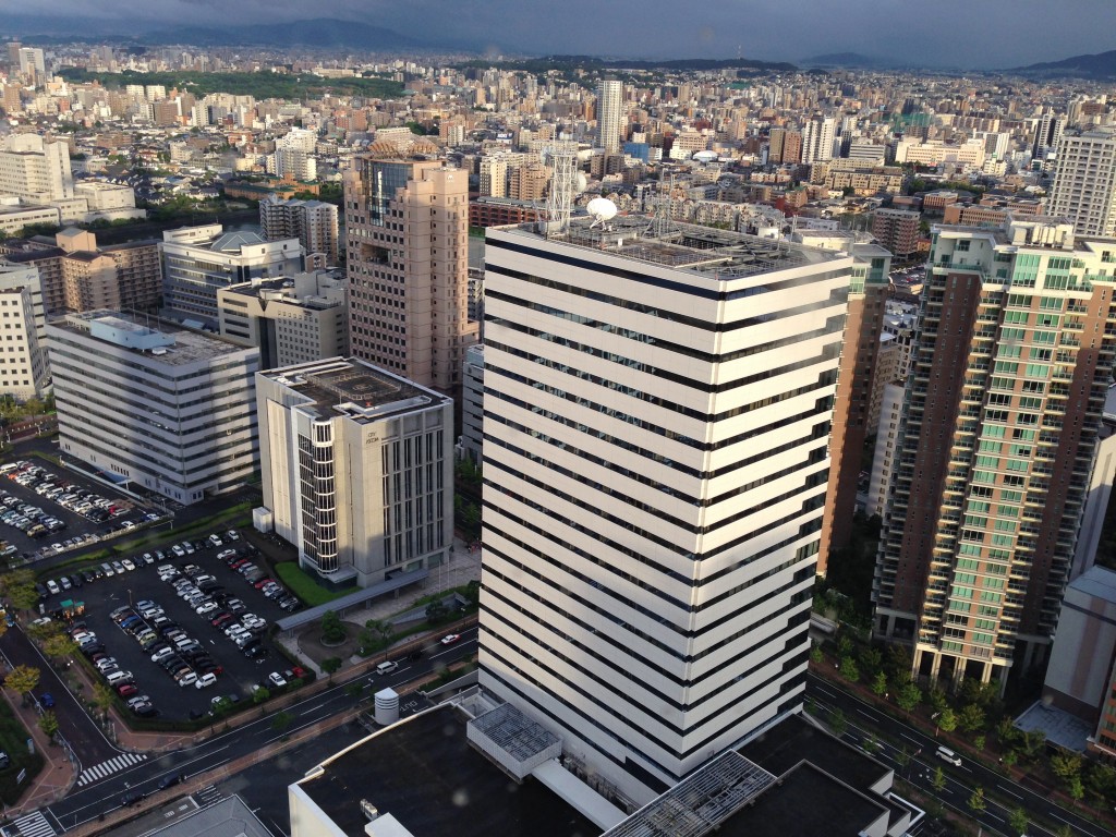 早良区には高層ビルが多い。早良区は福岡市が1972年に政令指定都市になった当初は西区だったが、1982年に早良区、西区、城南区の3つに分割されて発足。