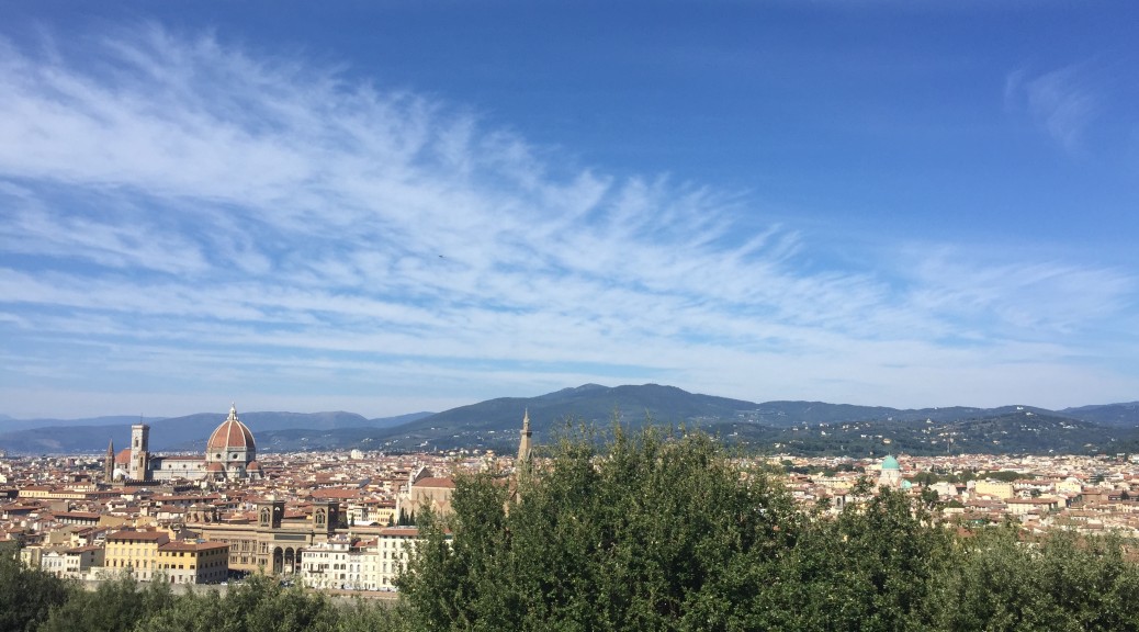 ミケランジェロ広場から美しいフィレンツェの街を眺めるミケランジェロ広場から美しいフィレンツェの街を眺める