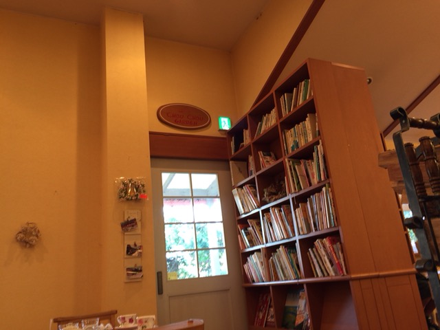 本棚があり、ゆっくりできる雰囲気です。本の内容は料理本だそうです。