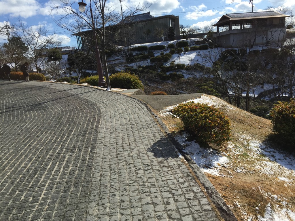 駐車場から千光寺へ。正月で雪が残っている。