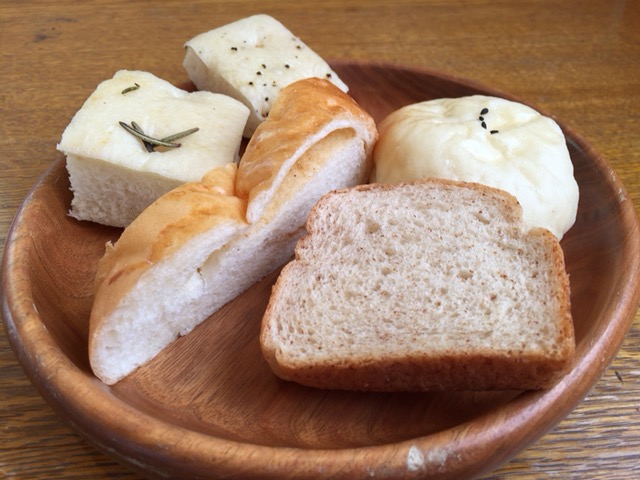 パンはバイキング。10種類くらいから好きなパンが選べます。写真は左上から順にフォカッチャローズマリー、フォカッチャブラックペッパー、きな粉ロール、あんぱん、小麦麦芽ブレッド。