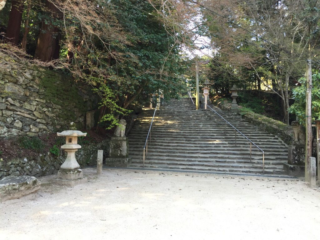 多賀神社からさらに階段を上ります。