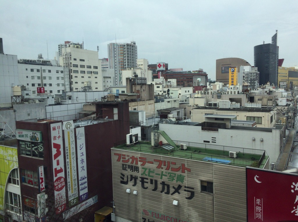 車窓から。北九州市は人口96万人。結構都会だ。