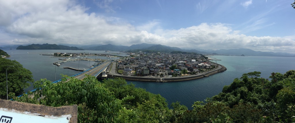 展望台からの景色。仙崎の町が一望できます。遠くに長門の町。