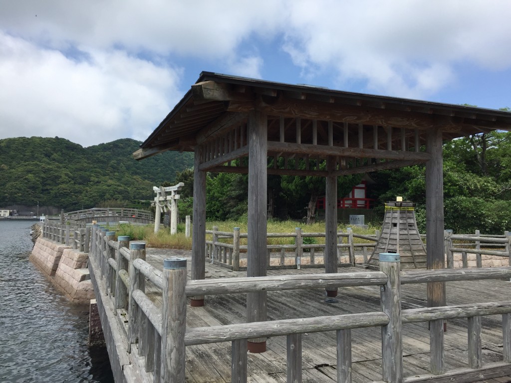 弁天島内には鳥居と神社がある。