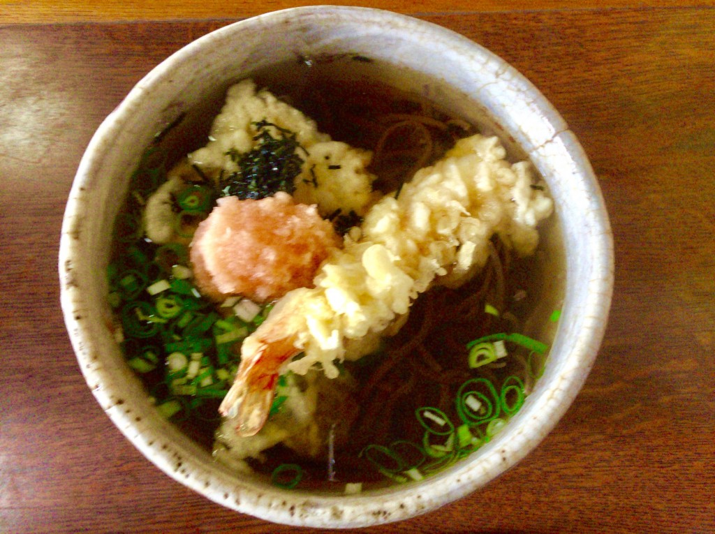 天ぷらそば。黒い麺が特徴。手打ちそば。