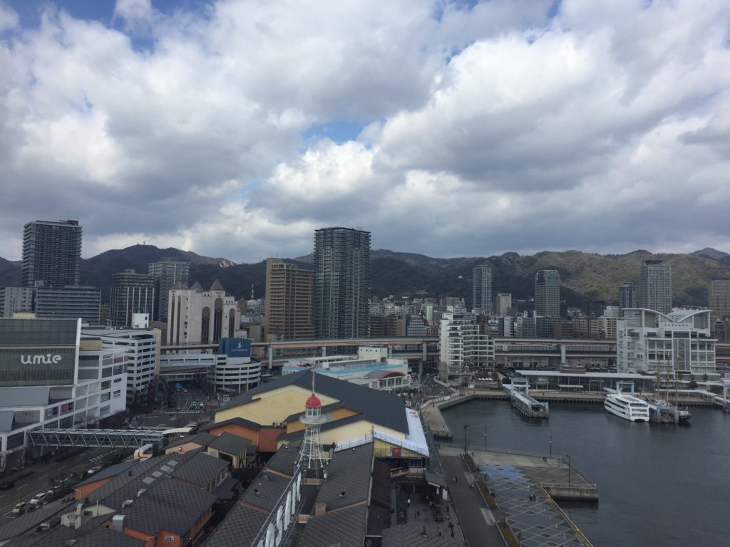 頂上から神戸の街を眺める。街、海、山、空、神戸に住んでみたい。