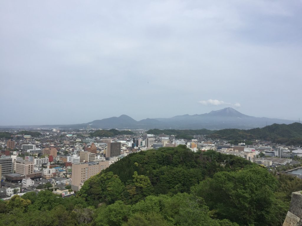 米子市内を一望。遠くに大山（だいせん）が見えます。