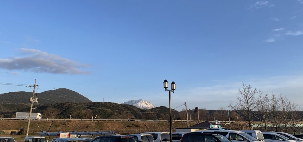 駐車場から中国地方最高峰の大山(だいせん)が見える