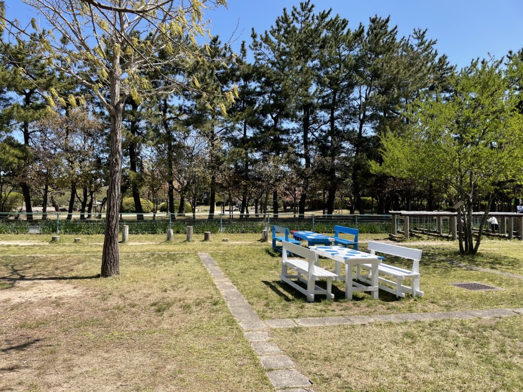 公園内にベンチとテーブルがあり、弁当やおにぎりを持ち込んでちょっとしたピクニック気分が味わえる。