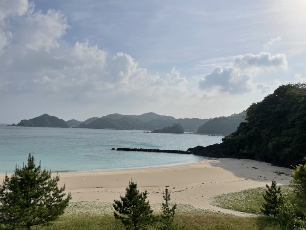 少し坂を登った所から笹子海岸を眺める。