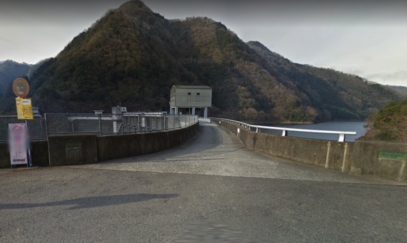 新成羽川ダム。田原ダムから4kmくらい上流にある。昔はここまでよく歩いて散歩していた記憶があります。（Googleマップから）