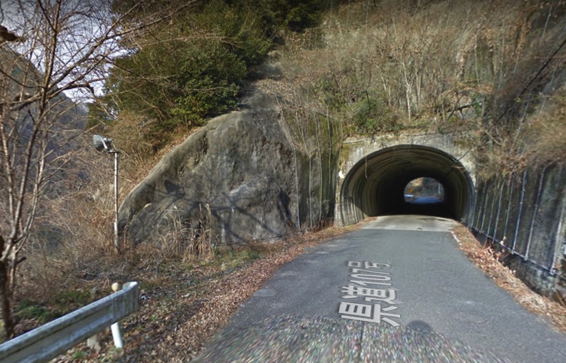 新成羽川ダムから備中湖に進む。このトンネルをくぐリます。まるで異世界への入り口のような印象でした。（Googleマップから）