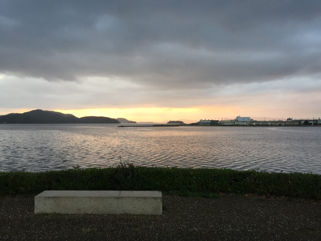 湊山公園から米子港を眺める。夕日がきれいだ。（2020年11月23日撮影）