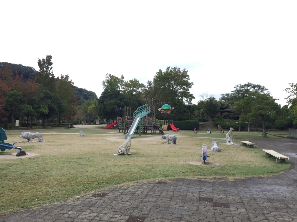 湊山公園の様子。遊具や動物の石像がある。（2020年10月10日撮影）