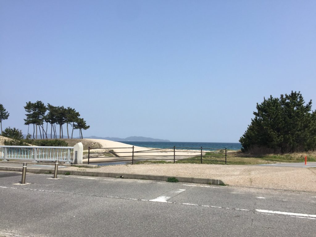 公園から日本海に行ける。（2019年4月6日撮影）