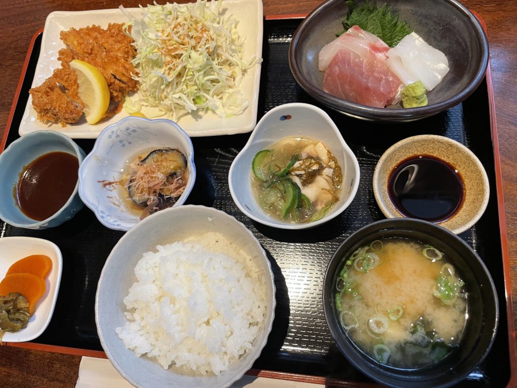 トンカツと刺身3種盛り定食。この日は満席。天ぷらがなくなったため、天ぷらの代わりにトンカツになりました。刺身と合わせてすごく満足な味とボリュームでした。