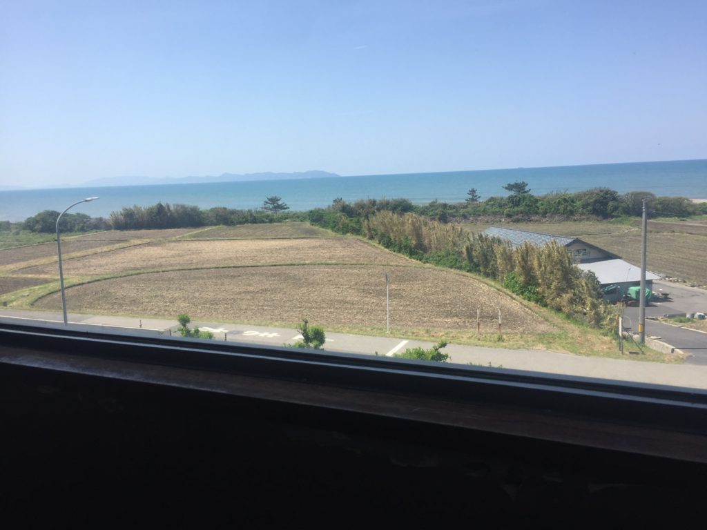 座席の窓から日本海の絶景が広がる。田舎の景色でまるで時が止まったような景色です。