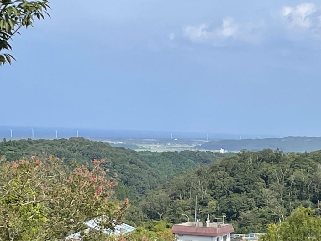 高い場所からの絶景。遠くに風車。その向こうは日本海の水平線がみえます。絶景の公園です。