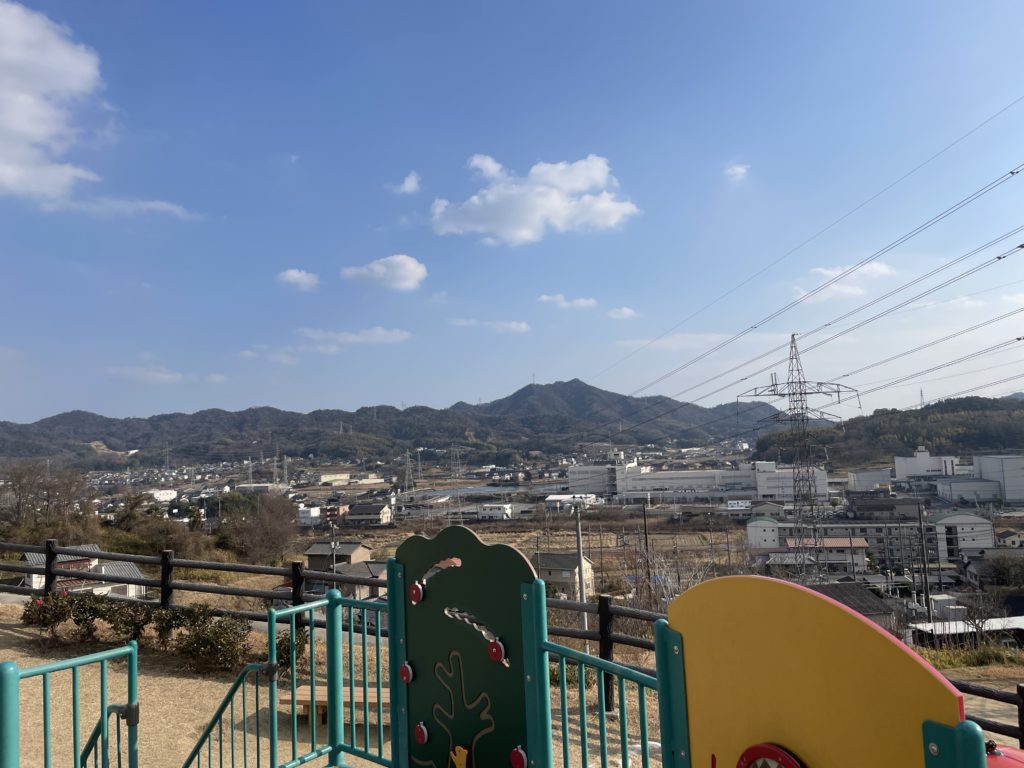 里庄町内を一望。散歩コースで上の方に登れば山の向こうの海も見えるそうです。
