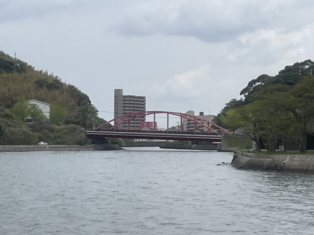 あの赤い橋を渡れば米子の市街地へ到着できる。