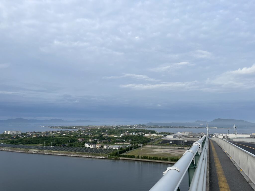 橋の頂上に到着。松江市方面の眺め。（江島方面→境港方面）