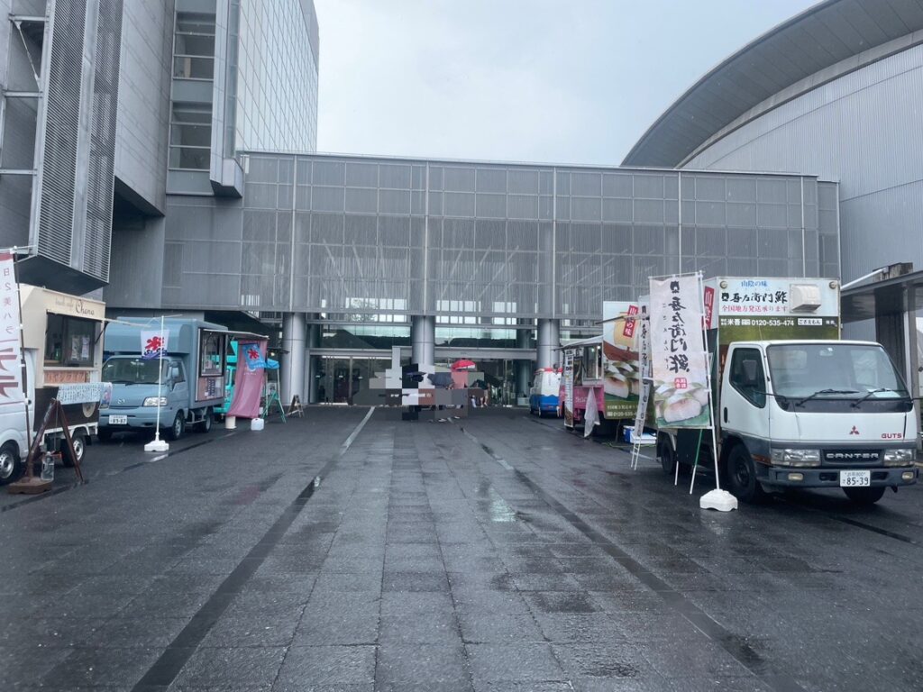 鉄道博、米子コンベンションセンターの入口。弁当やかき氷が売ってる。