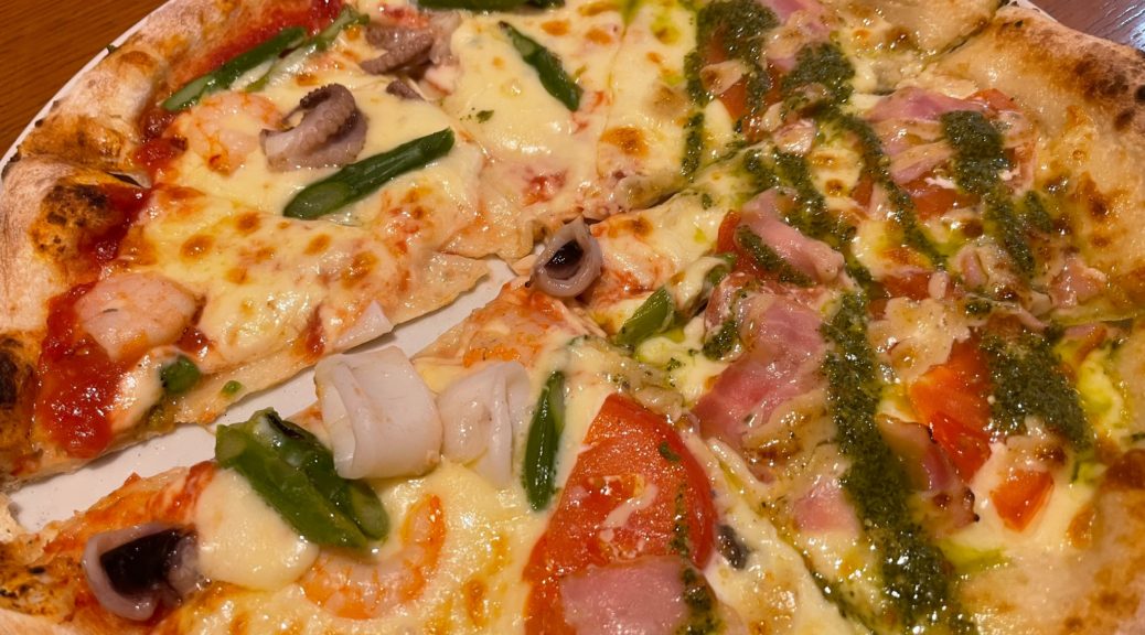 ピザが美味しい。海の幸&ベーコンアンチョビ。